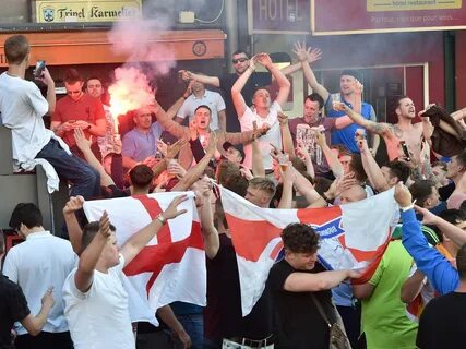 В кругу сидели 16 болельщиков