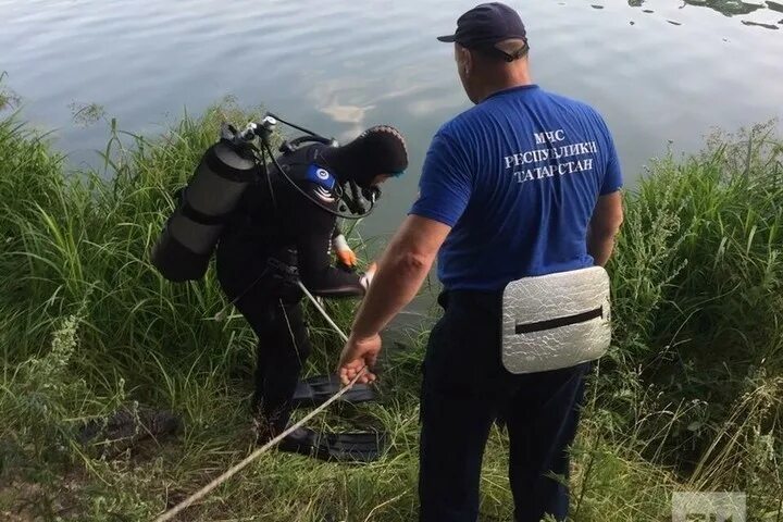 Водолазы из фонтейна вылавливают реликвии и надеются. Водолазы МЧС.