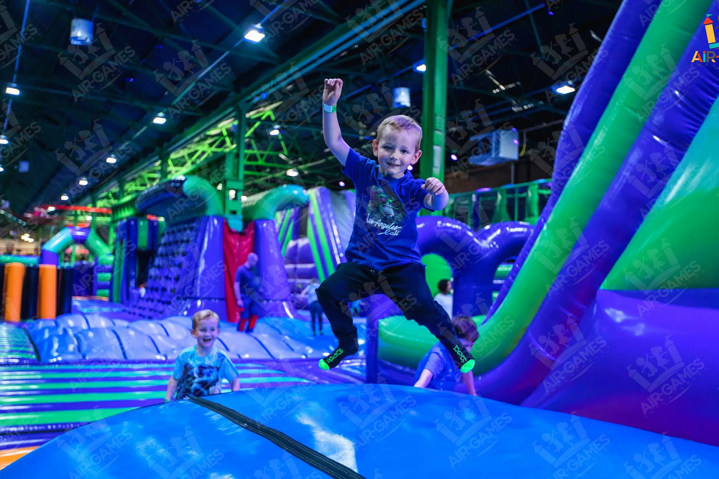 Urban air adventure park frederick md. Air park москва. Веревочный парк новороссийск. Пандориум парк развлечений. Airpark надувной парк.