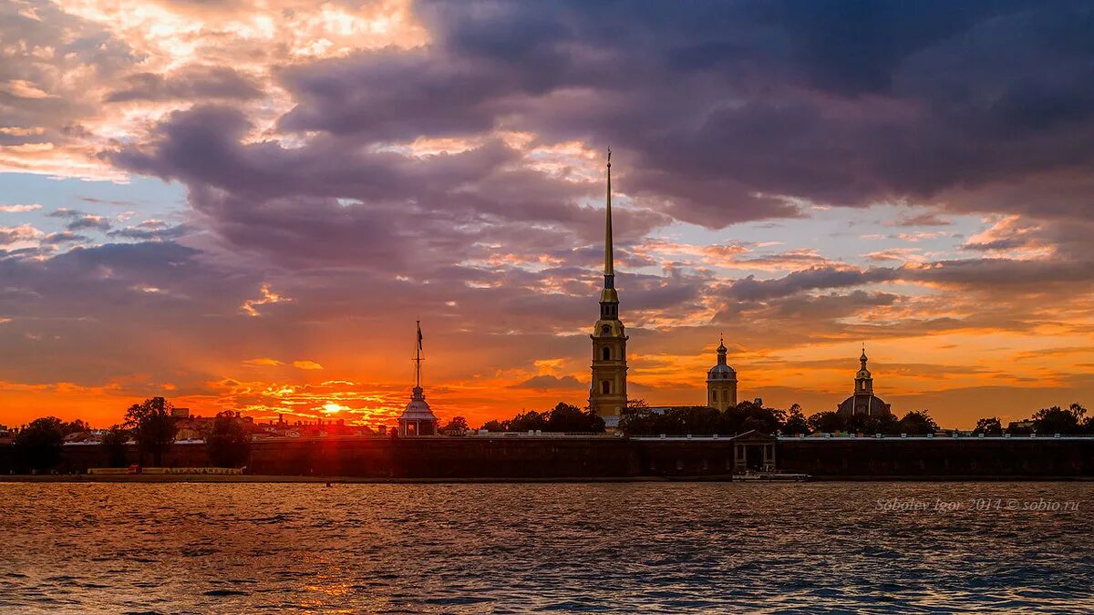 Закат в санкт петербурге. Петропавловская крепость в Санкт-Петербурге. Петропавловская крепость в Санкт-Петербурге на рассвете. Петропавловская крепость на закате. Санкт Петербург закат летом Петропавловская крепость.