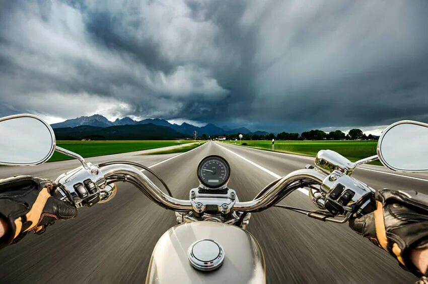 Харлей дэвидсон за рулем от 1 лица. Motorbike driving. Motorbike driving. Мотоцикл едет. Дорога руль закат мотоцикл.