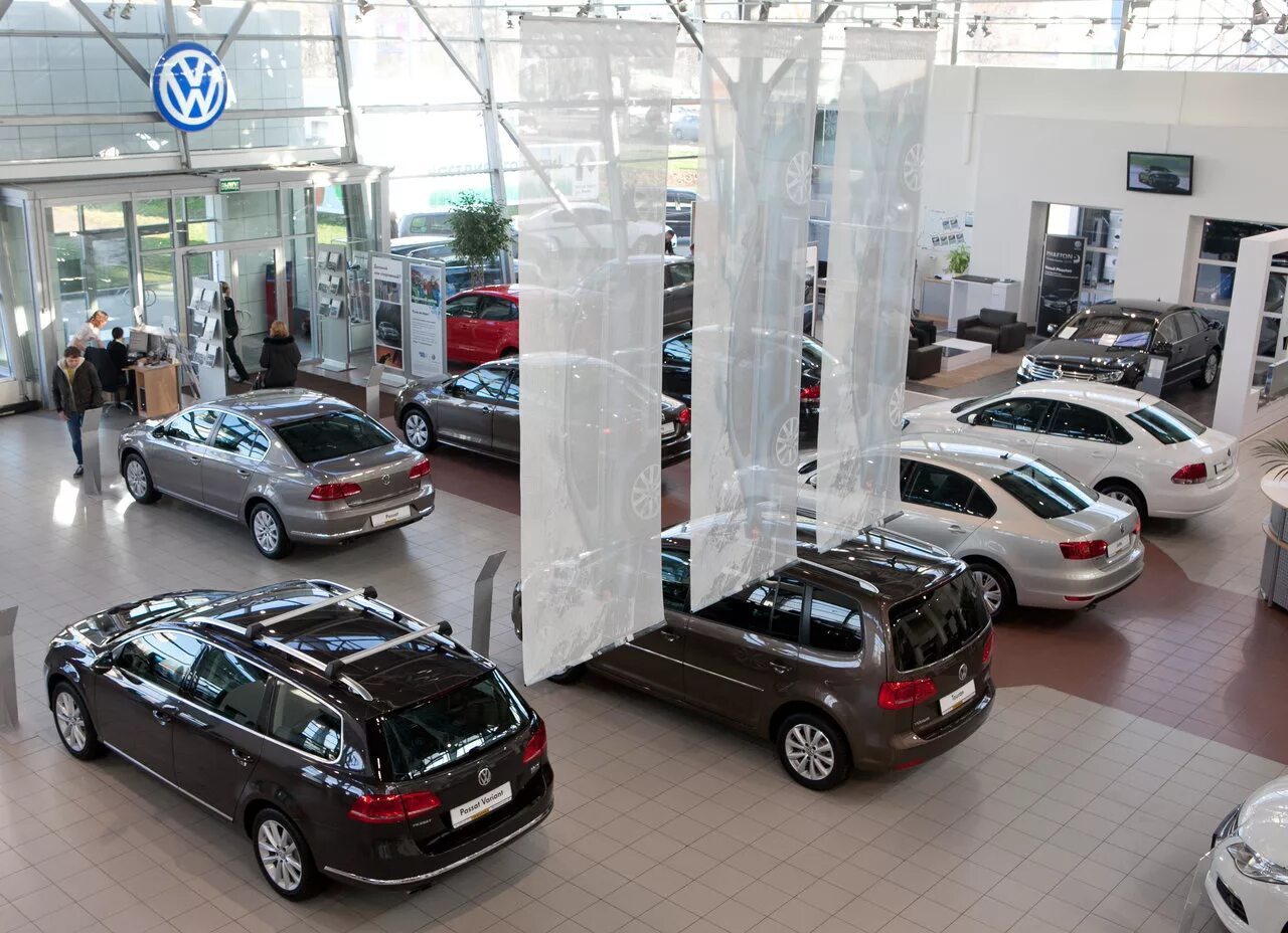 Фольксваген поло в автосалоне. Автосалон фольксваген 199. Дилерский центр volkswagen. Автосалоны авто фольксваген. Фольксваген поло тигуан.