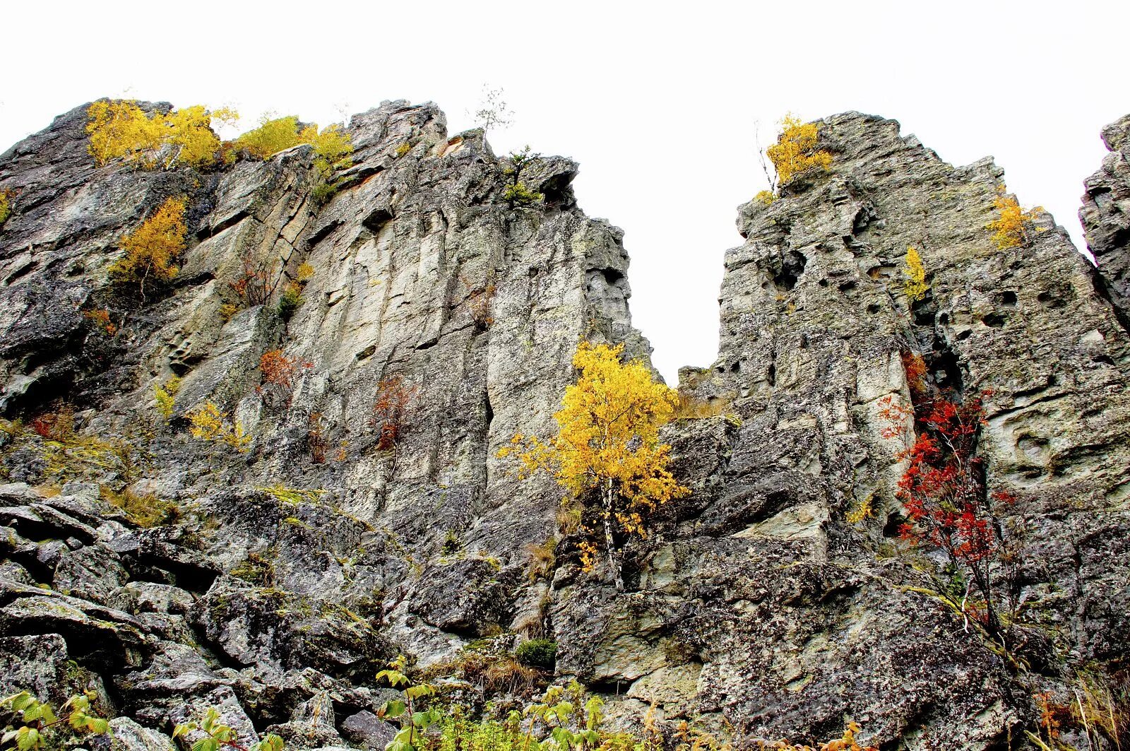 Голубые скалы белорецк. Каменная скала. Тысячи скал. Скалы фаральони италия. Тысячи скал.