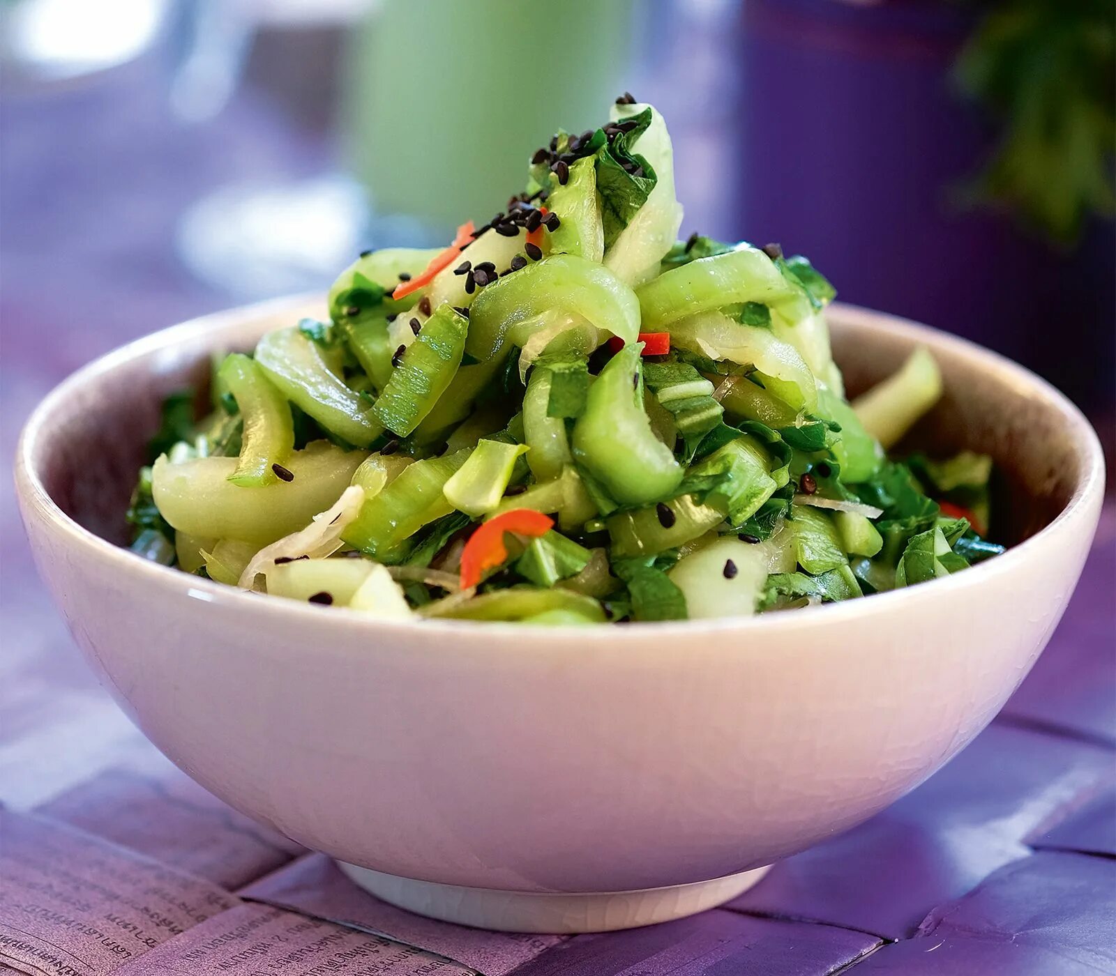 Салат из черешкового сельдерея. Салат с корнем сельдерея. Овощной салат с сельдереем. Салат с сельдереем и яблоком. Листья салата.