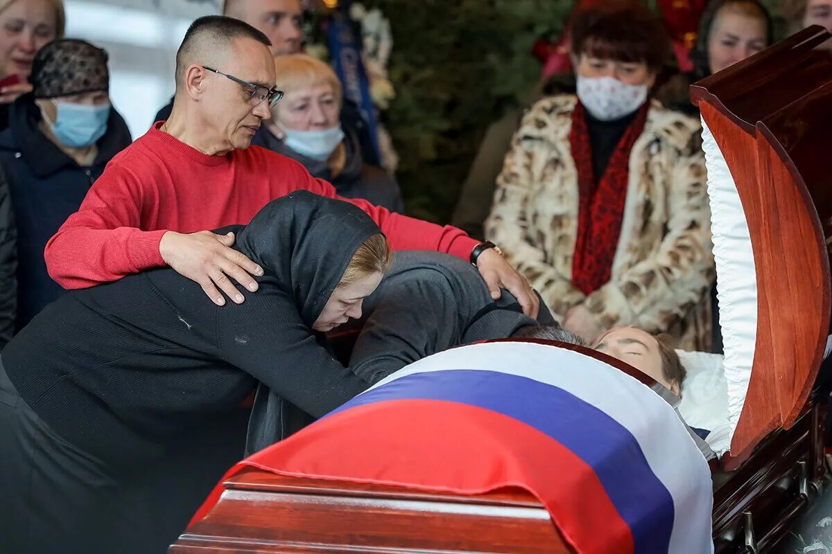 Похороны хоккеиста тимура файзутдинова. Похороны хоккеистов. Похороны хоккеистов. Похороны тимура файзутдинова. Похороны тимура файзутдинова.