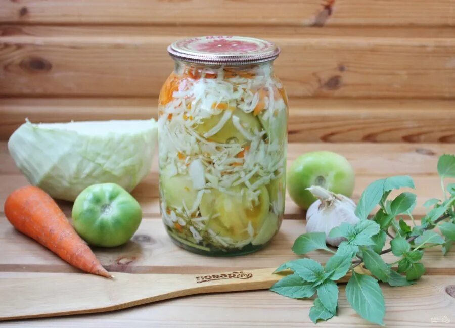 Заготовки на зиму из капусты лучшие рецепты. Квашеная капуста с зелеными помидорами в банке. капуста с зелеными помидорами на зиму. капуста с зелеными помидорами на зиму в банках. капуста квашеная с зелеными помидорами на зиму.