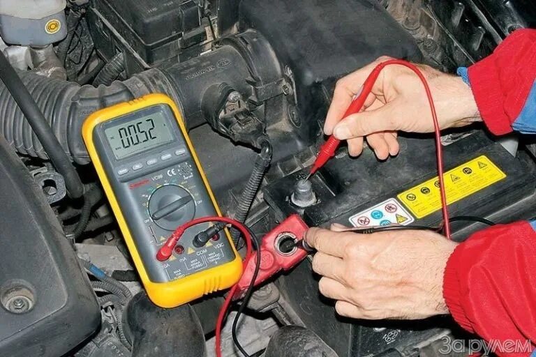 Запуск ампер. Прибор для измерения утечки тока в автомобиле. Диагностика и заряд АКБ. Заряд аккумулятора автомобиля. Разряжается аккумулятор на автомобиле.