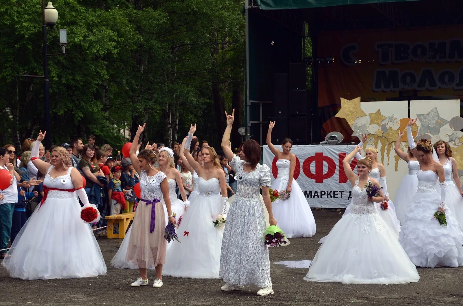 Лысьва. Парад невест в Лысьве. Обычаи Лысьва. День города Лысьва. Лысьва в контакте что случилось