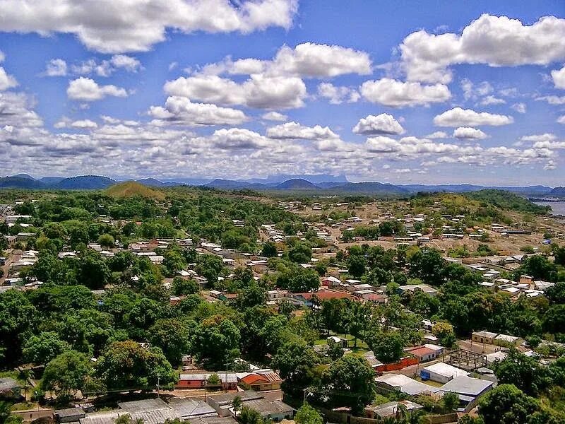 Поселка административный. Пуэрто Аякучо. Венесуэла Сан Фернандо. Puerto Ayacucho. Аякучо город.