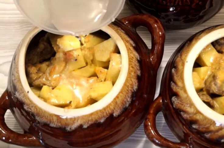 Мясо с картошкой в горшочке со сметаной. Мясо в горшочках с картошкой в духовке. свинина с картошкой в горшочках. картофель в горшочке в духовке. горшочки с мясом и картофелем в духовке.