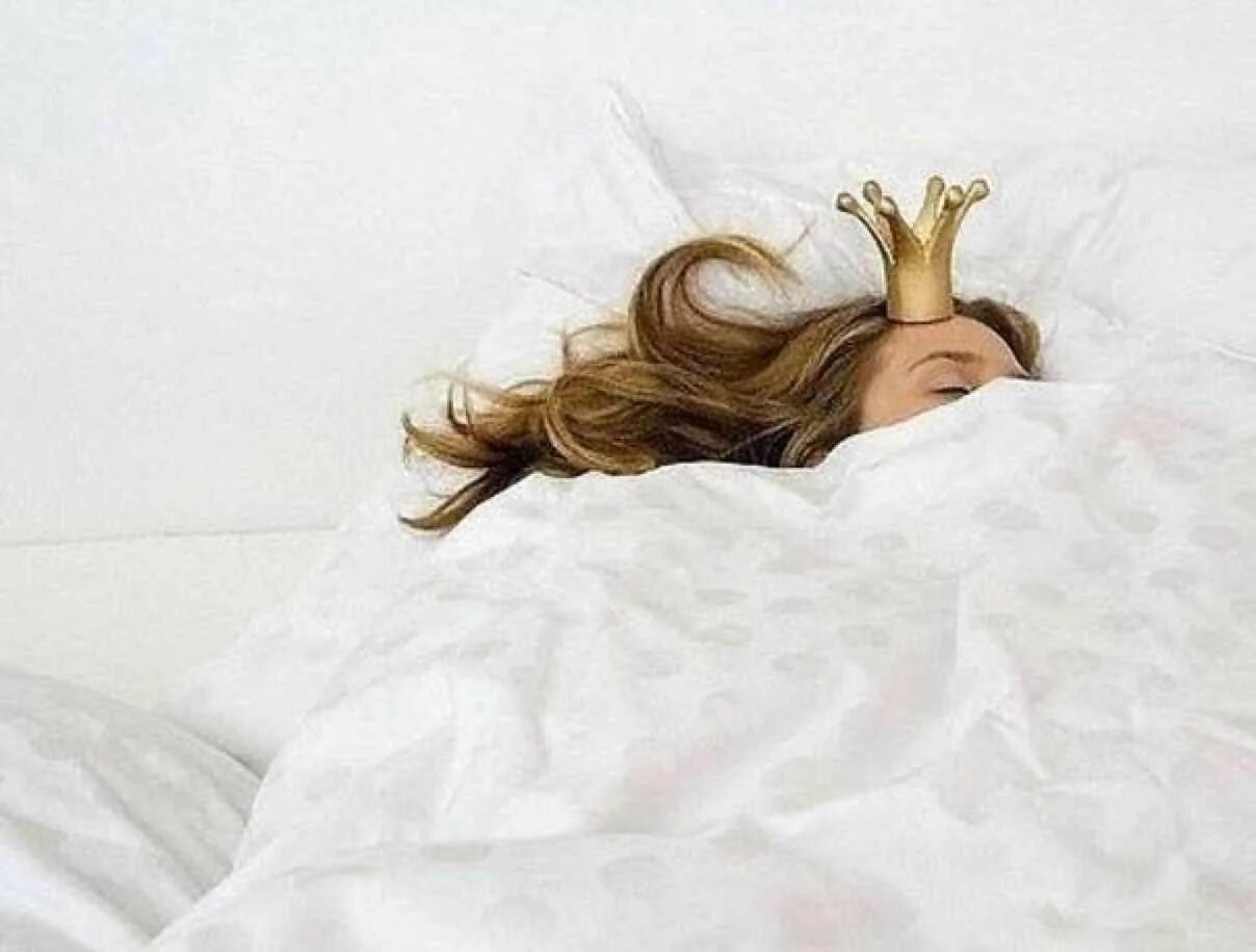 Включи спи красавица. Доброе утро принцесса. Доброе утро принцесска. Женщина проснулась. Принцесса в постели.