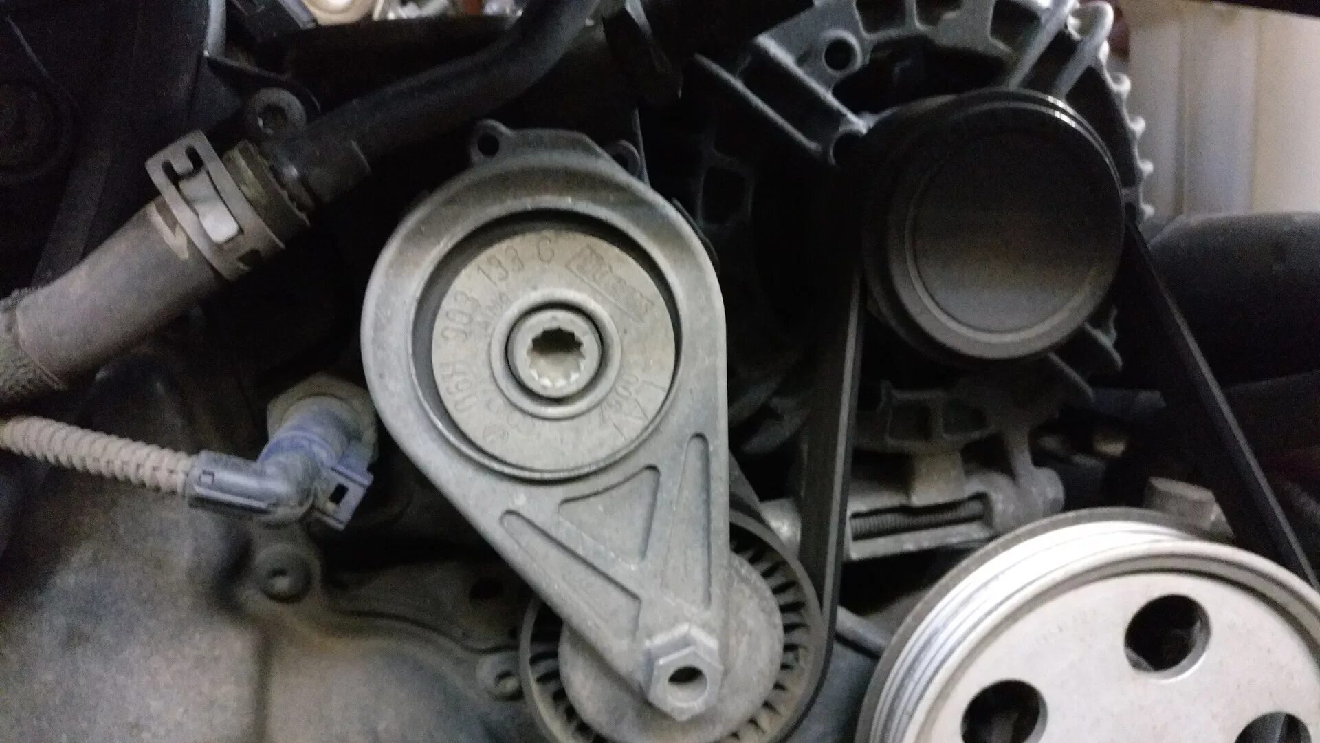 Ремень генератора а5. Ауди а4 ролик натяжителя грм. натяжитель ремня ауди а4. ауди а4 приводной ремень. ремень генератора ауди а4.