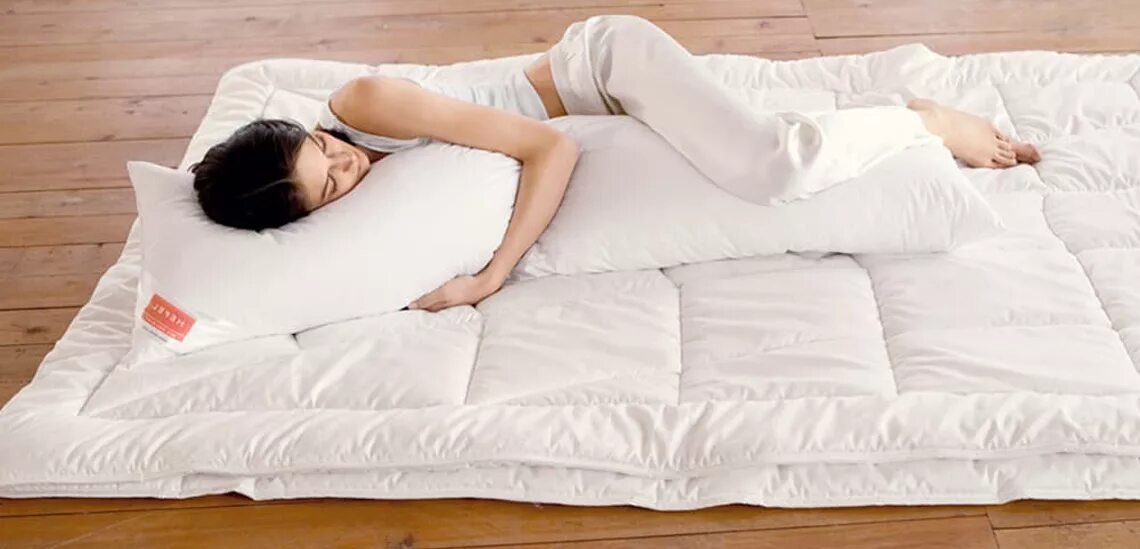 Время спать купить. Длинная подушка для сна. Подушка длинная для сна на боку. Спать обнимая одеяло. Спать в обнимку с подушкой.