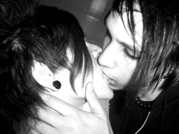 I love emo boys. алекс дораме эмо. эмо целуются. эмо бой. эмо бои поцелуй.