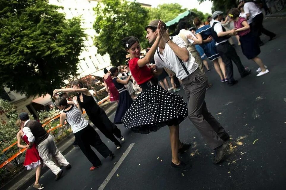 Где в 2 танцуют. Танцы улиц фильм 2004. Танцы на улице. Танцующие люди на улице. Танцы на улицах города.