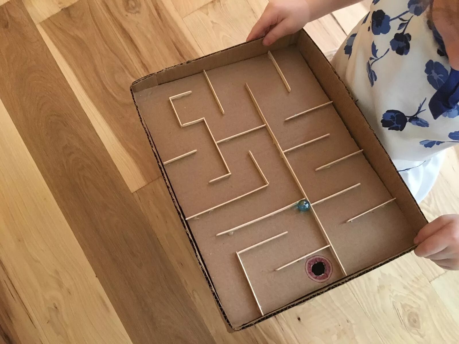 Как сделать лабиринт. Лабиринт из картонной коробки. Как сделать лабиринт. Лабиринт своими руками из ступок. Лабиринт из картона.