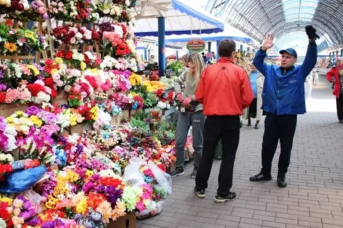Рижский рынок хризантемы. Рынок искусственных цветов. Цветы на рынке. Искусственные цветы на рынке.