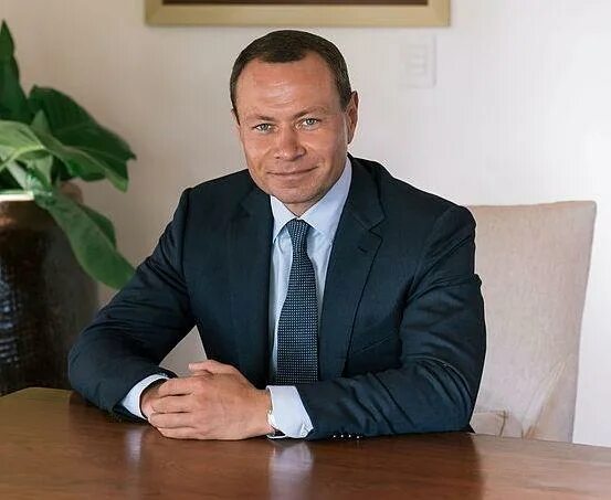 Владимир Николаев и Геннадий Головкин вместе подписали перчатки боксерам Приморь