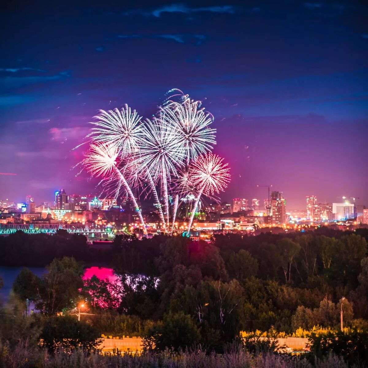 Салют день города белгород. 2 др белгород. 5 августа день города белгорода. 5 августа день города белгорода. С праздником 5 августа освобождения белгорода.