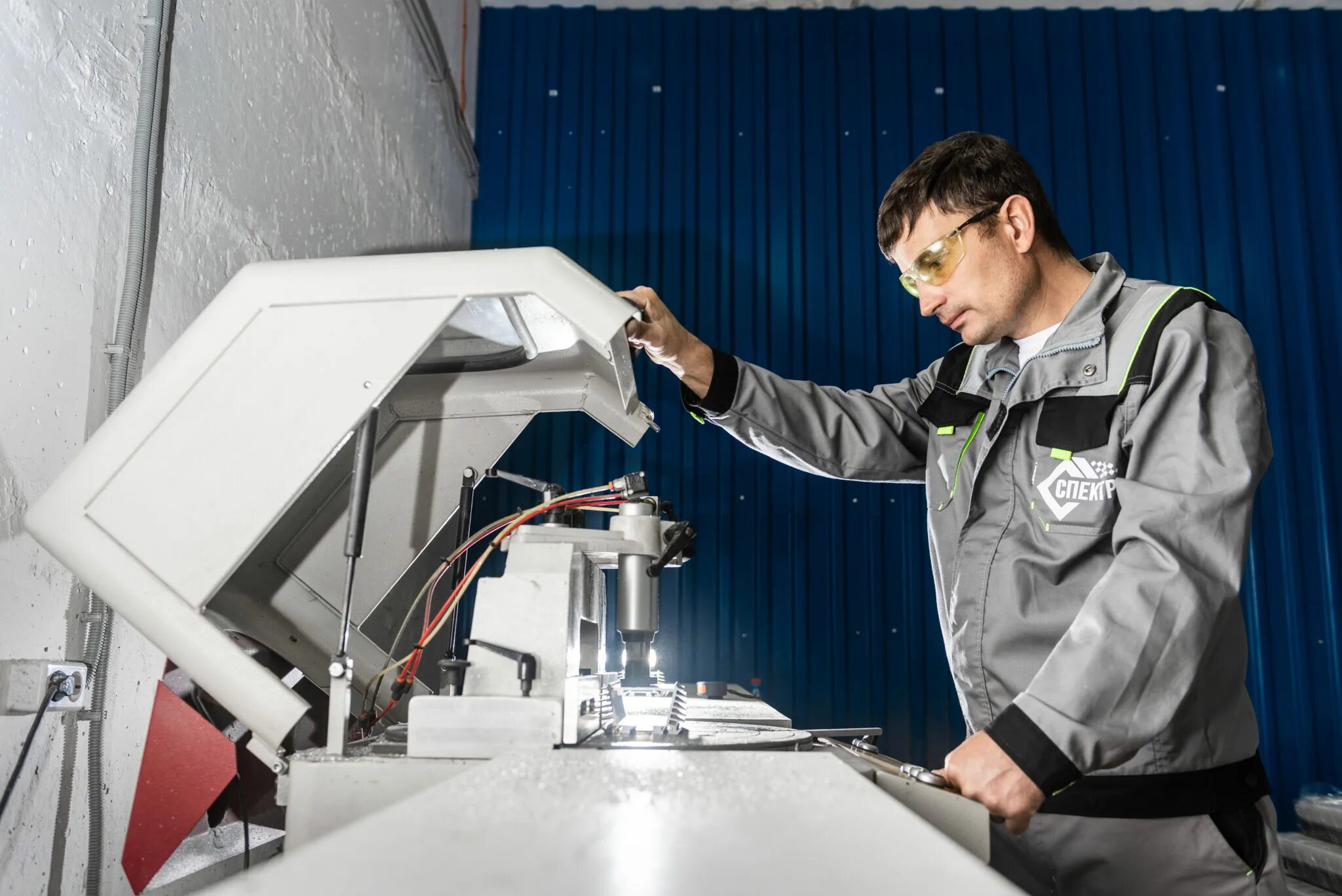 Красноярск предприятия вакансии. Партнеры красноярск официальный сайт. Рабочий визит губернатора на завод. Красноярский алюминиевый завод русал бокситогорск. Ооо бэмп.