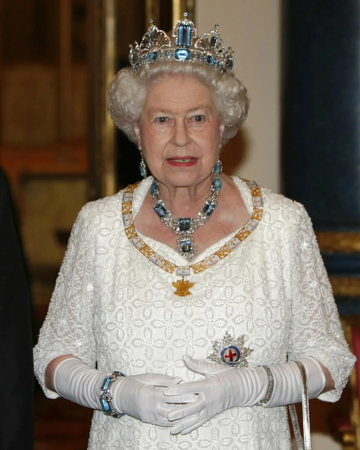 Букингемский дворец королева елизавета. Тиара кокошник королевы елизаветы. Корона английской королевы. Владимирская диадема елизаветы 2. Корона елизаветы 2.