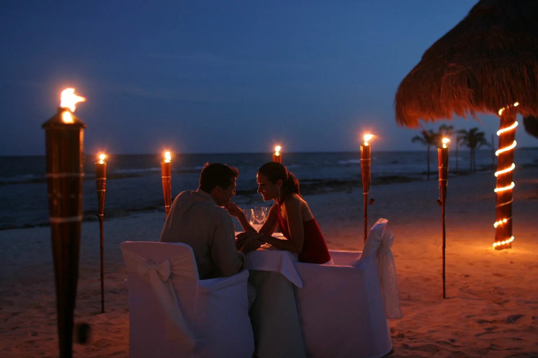 Красивый романтик. Романтический вечер. Романтический ужин на пляже. Свидание на берегу моря. Ужин на пляже при свечах.