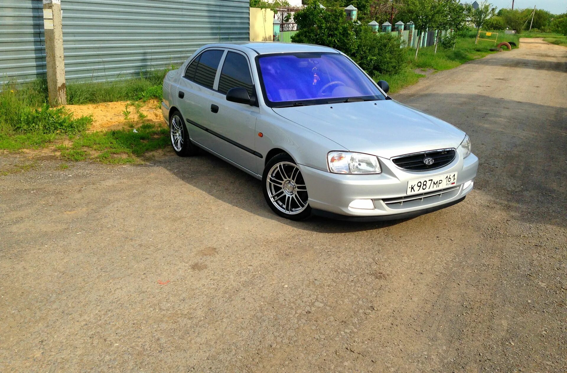 Hyundai accent 2007 стенс. Hyundai accent 2. Гвардейский акцент. Hyundai accent белый. Hyundai accent серебристый.