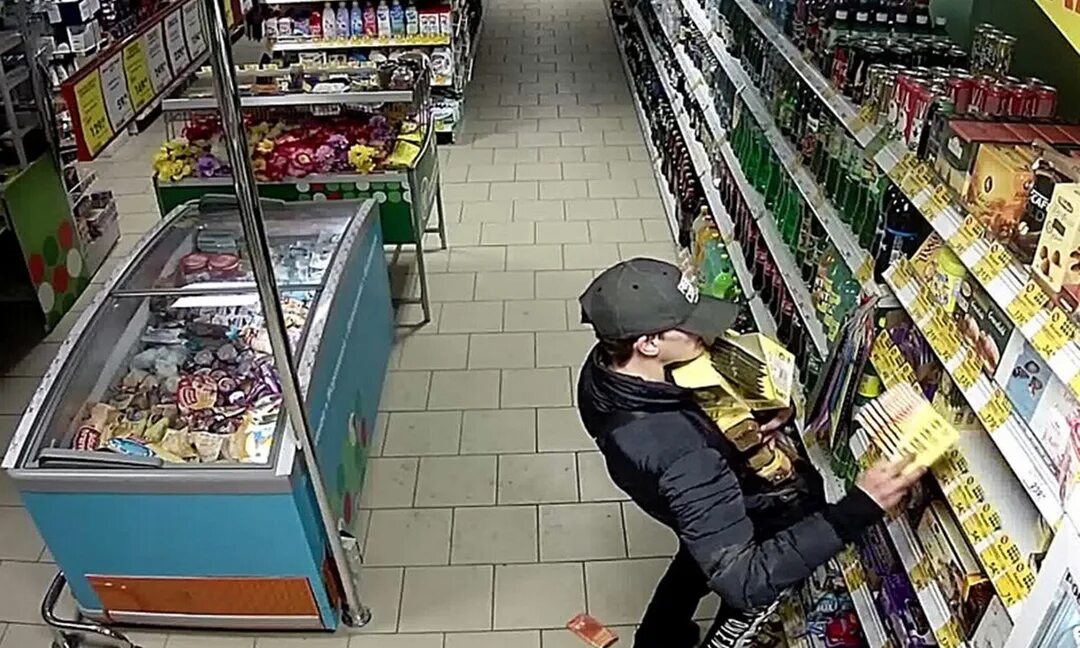Как красть в магазинах. Кражи в магазинах оренбурга. Хищение из магазина. Кража из магазина. Кража магазин женщина.