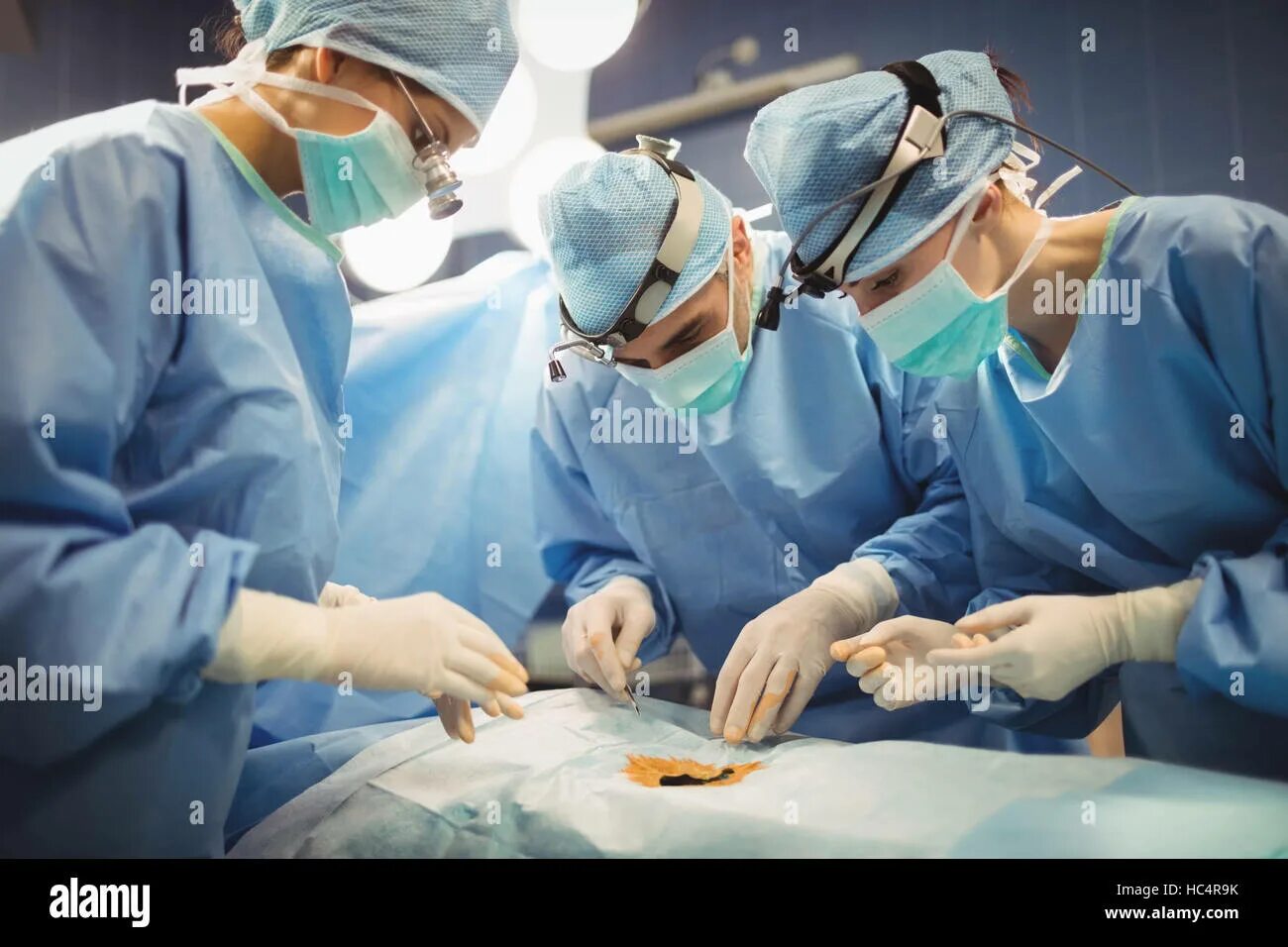Surgeons performs performing perform operation