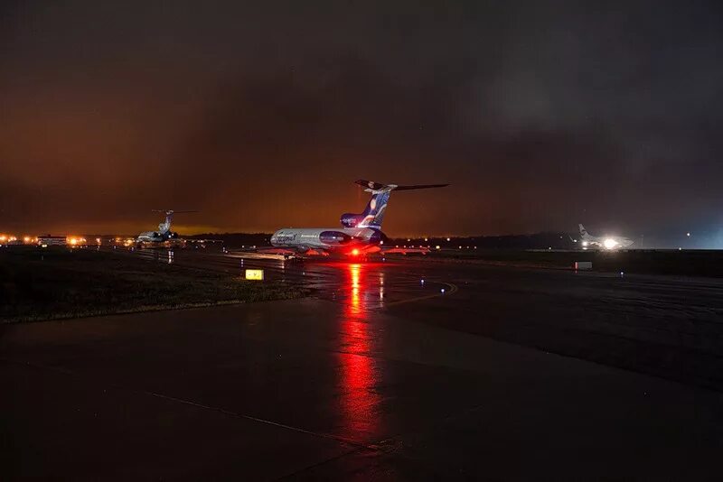 Ночной аэропорт Звартноц. Аэропорт Шереметьево ту-154. Самолет ночью. Аэропорт ночью.