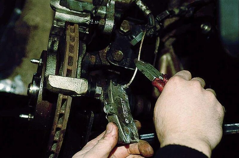 Передние тормоза ваз 2114. Механизм переднего колеса ваз 2114. Замена торм колодок ваз 2110. Суппорта тормозные передние ваз 2114. Замена передних колодок ваз 2110.