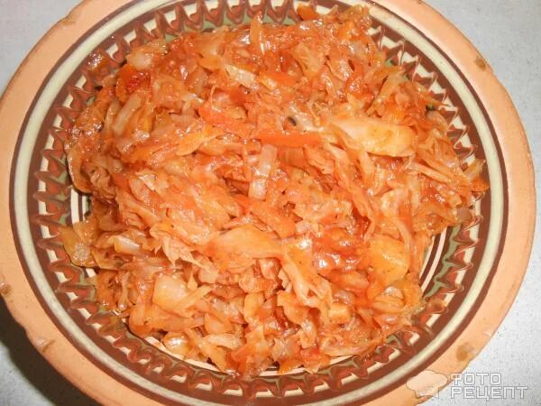 большая тушеная капуста. тушеная капуста с томатом. тушеная капуста в сковородке. курица с капустой. тушеная капуста ккал в томатном соусе.