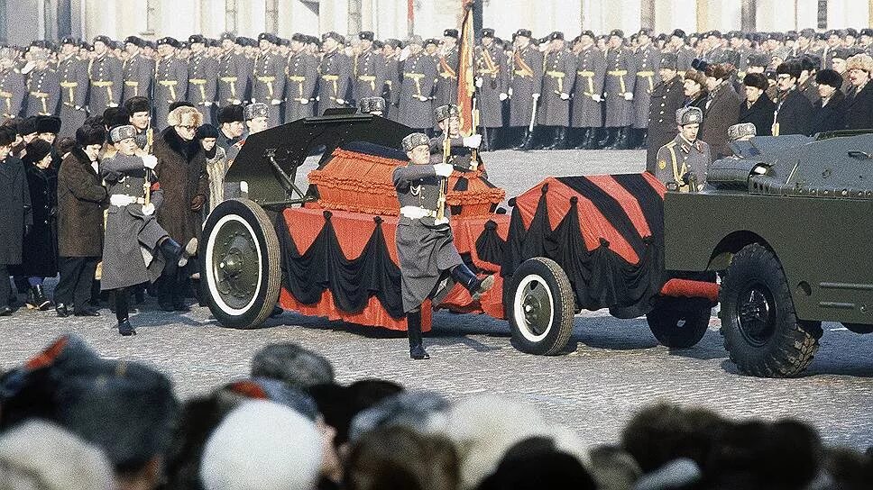 Похороны Брежнева лафет.