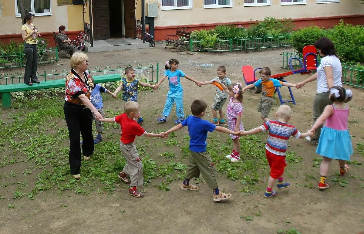 Ищешь детский сад. Детский дом детский сад. дети и воспитатель в детском саду на улице. детский сад на улица в россии. детский сад в 2000 году.