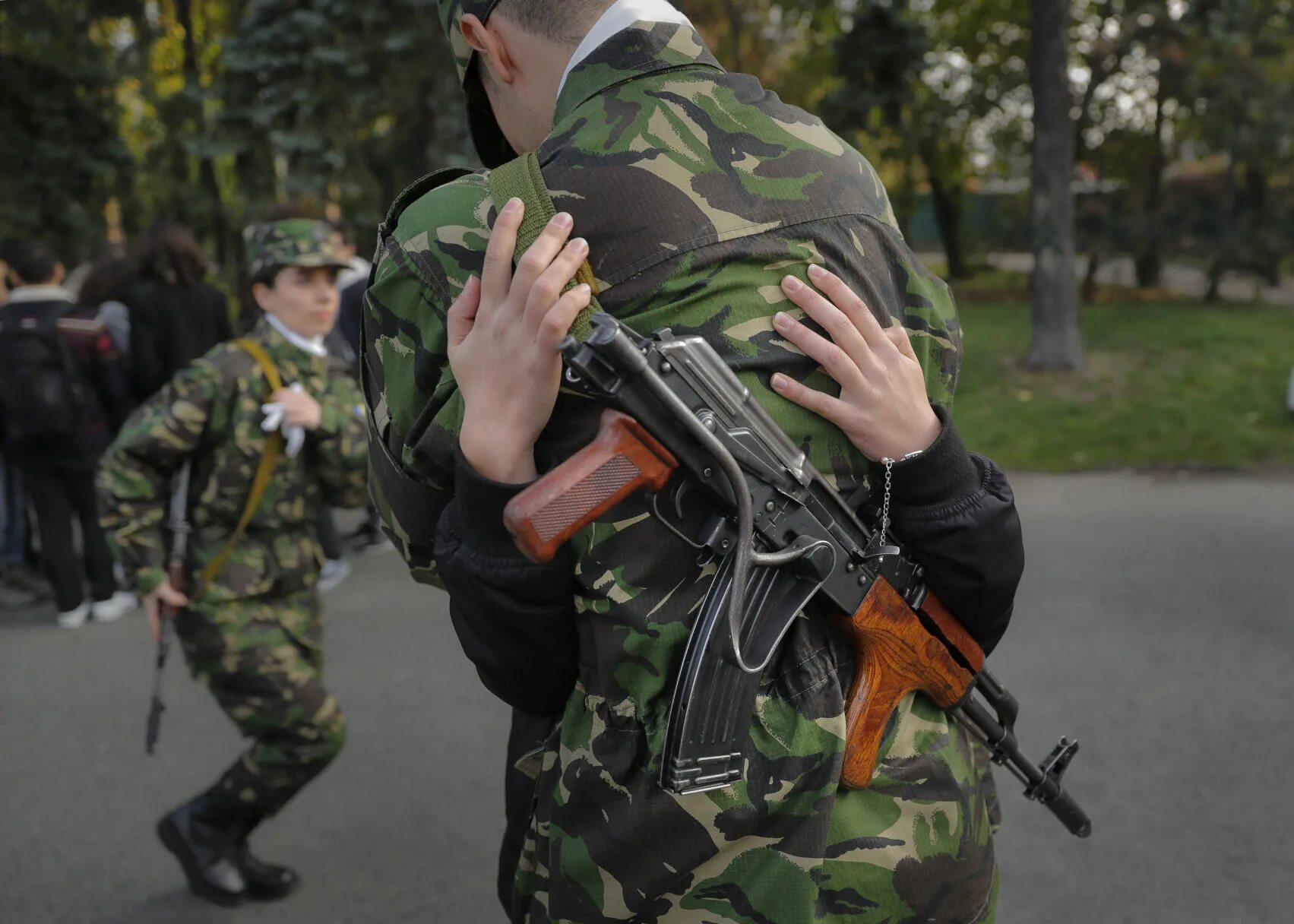 Держаться войск. Солдат с автоматом. Солдатский автомат. Солдат с автоматом Калашникова. Солдат с автоматом за спиной.