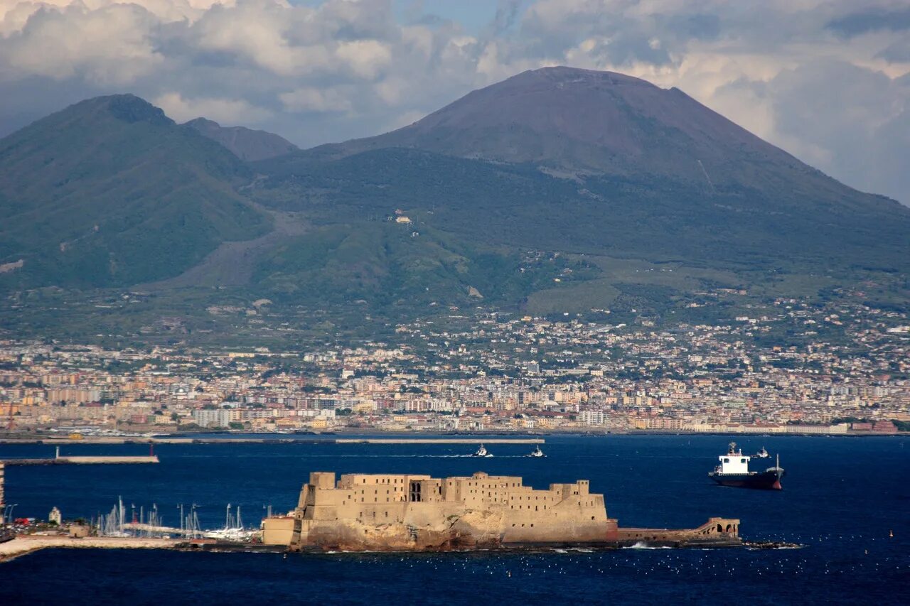 Mt vesuvius. Везувий Неаполь Италия. Вулкан Везувий в Италии. Гора Везувий. Неаполь извержение Везувия.