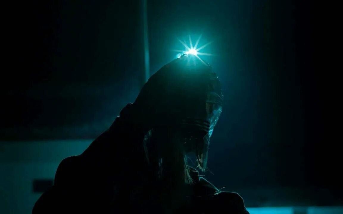 Фонарь в темноте. Девушка с гирляндой без лица. Девушка возле елки в темноте. Темнота. Девушка в гирлянде в темноте.