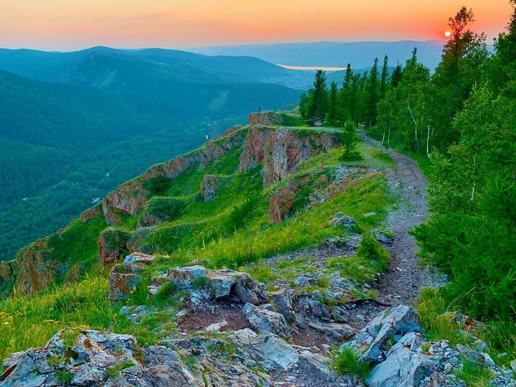 Красноярск арк. Торгашинский хребет гора арка. Арка Красноярск Торгашинский хребет. Красноярск ТАРГАШНЫЙ Хребнт. Торгашинский хребет Красноярский край.