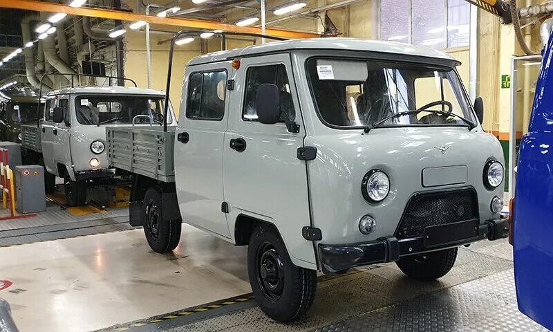 Уаз сгр 2206. Уаз-452 малотоннажный грузовой. Уаз 3909 экспедиция. Уаз буханка на заводе. Сборочная линия уаз.