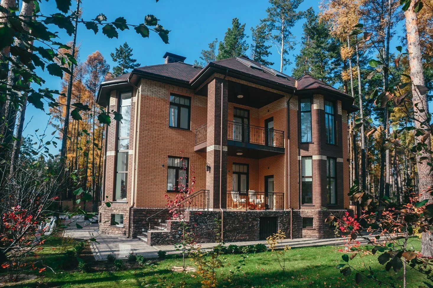 Дом в центральном районе. Коттедж. элитные коттеджи. красивые коттеджи. трехэтажный загородный дом.