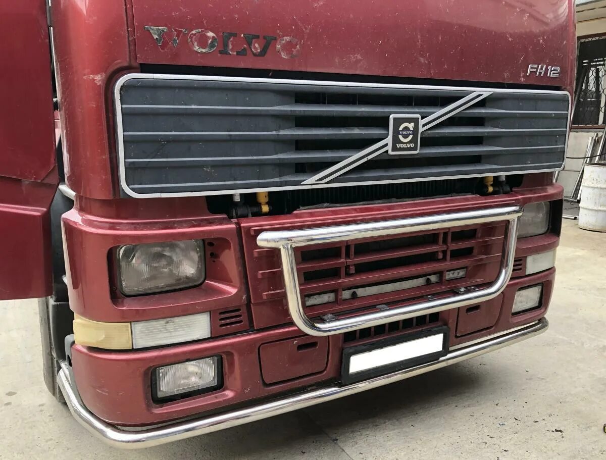 Кенгурятник на Вольво fh12. Дуга на бампер Вольво фш12. Бампер Volvo fh12 1998. Защита бампера Вольво ФШ 12.