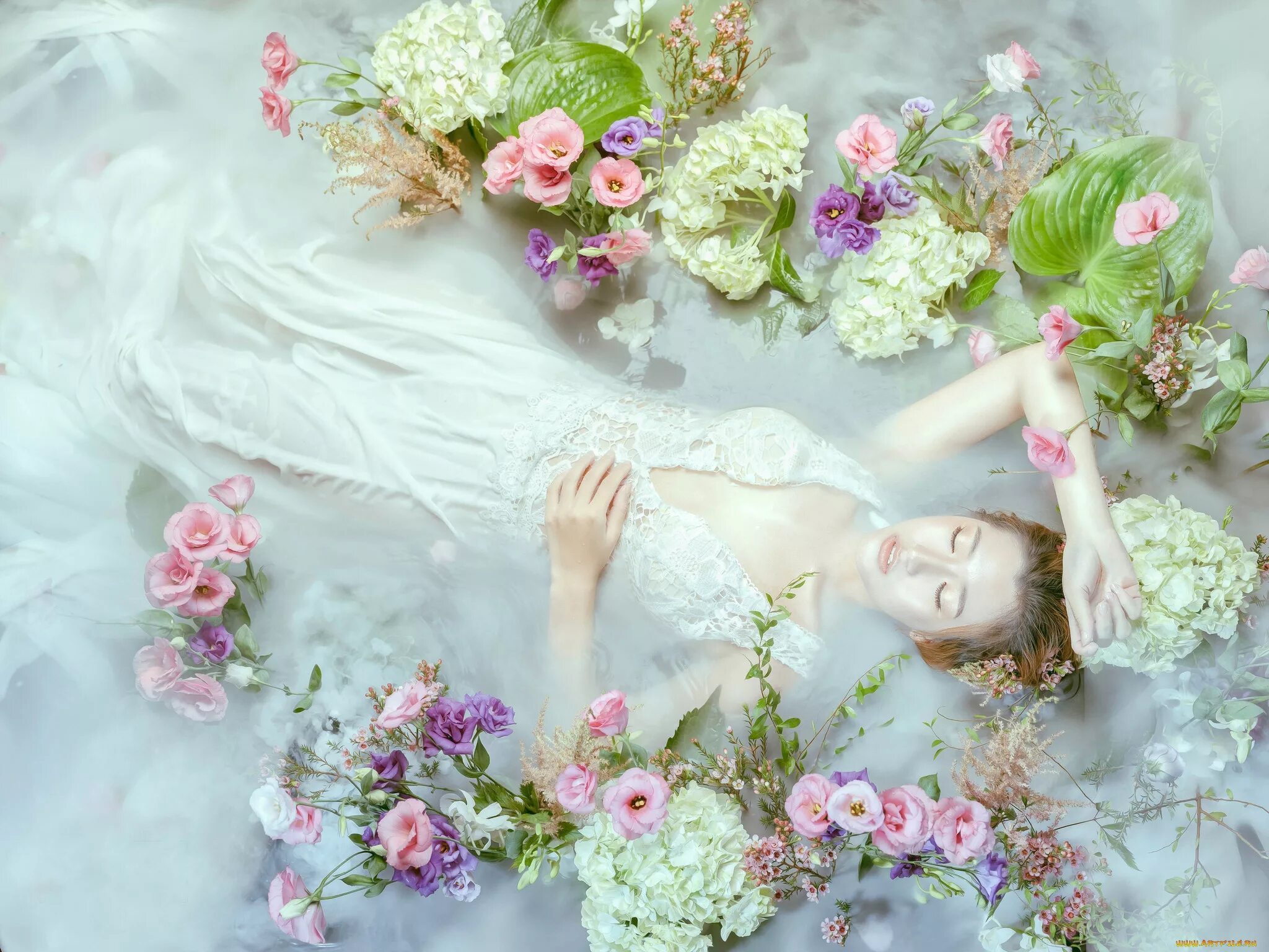 The flowers to water every day. Девушка в воде с цветами. Девушка в цветах в воде. Девушка из цветов. Эстетика вода с цветами.