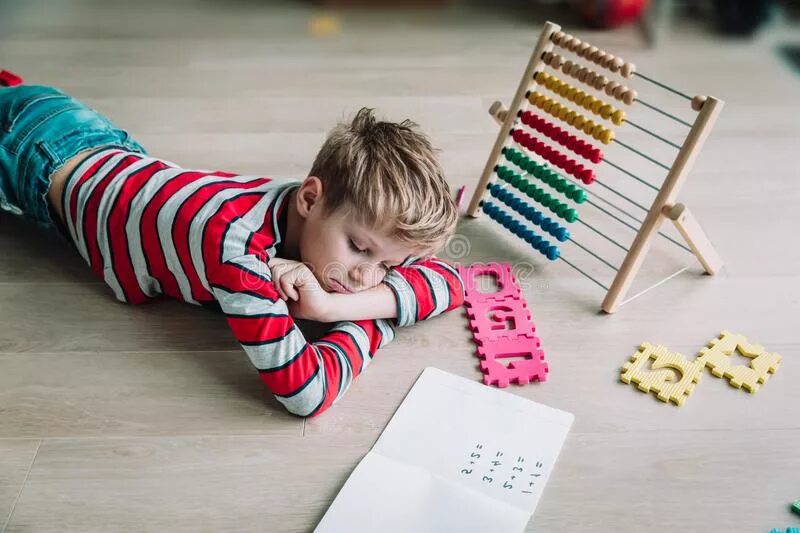 Мальчик устала. Мальчик устал. Ребенка нагружают математикой. Картинка уставший мальчик. Мальчик устал картинка для детей.