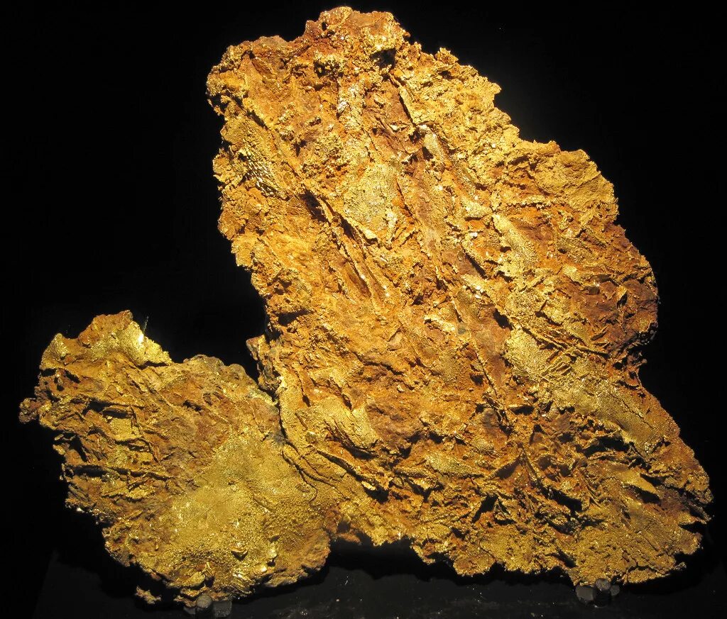 Мергель мелоподобный. Золото в песке. Шлиховое золото. Нахождение золота в природе химия. Золотоносная руды в кыргызстане.