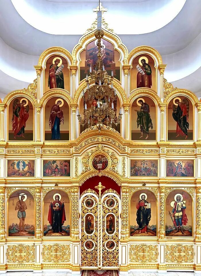 Алтарь с иконами. Иконостас в православном храме. алтарь и иконостас в православном храме.