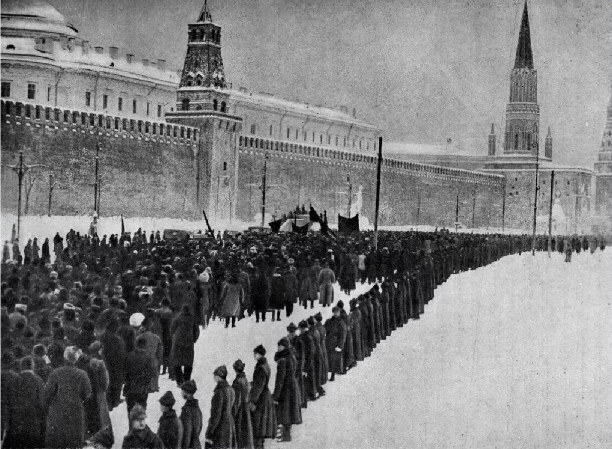 1924 г россия. Ленин в мавзолее 1924. Мавзолей в. и, Ленина, Москва, 1924. Москва мавзолей Ленина 1924 год.