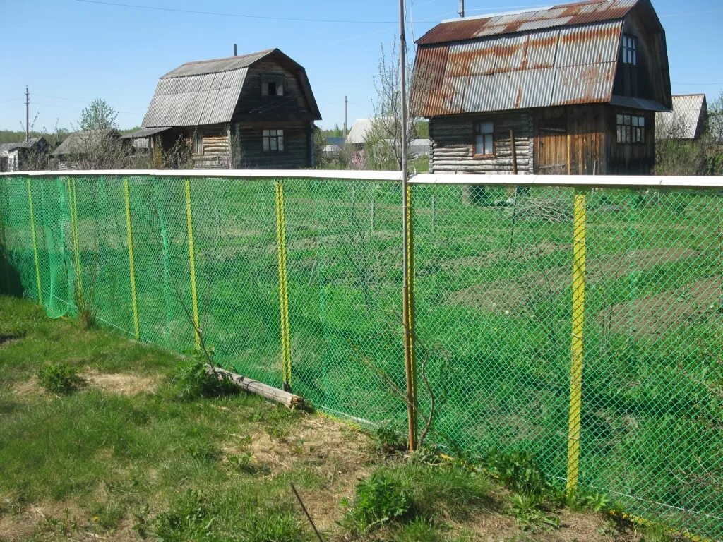 Забор из садовой затеняющей сетки. Забор из пластиковой сетки. Забор из пластиковой четки. Забор из пластиковой сетки рабицы. Дешевые сотки