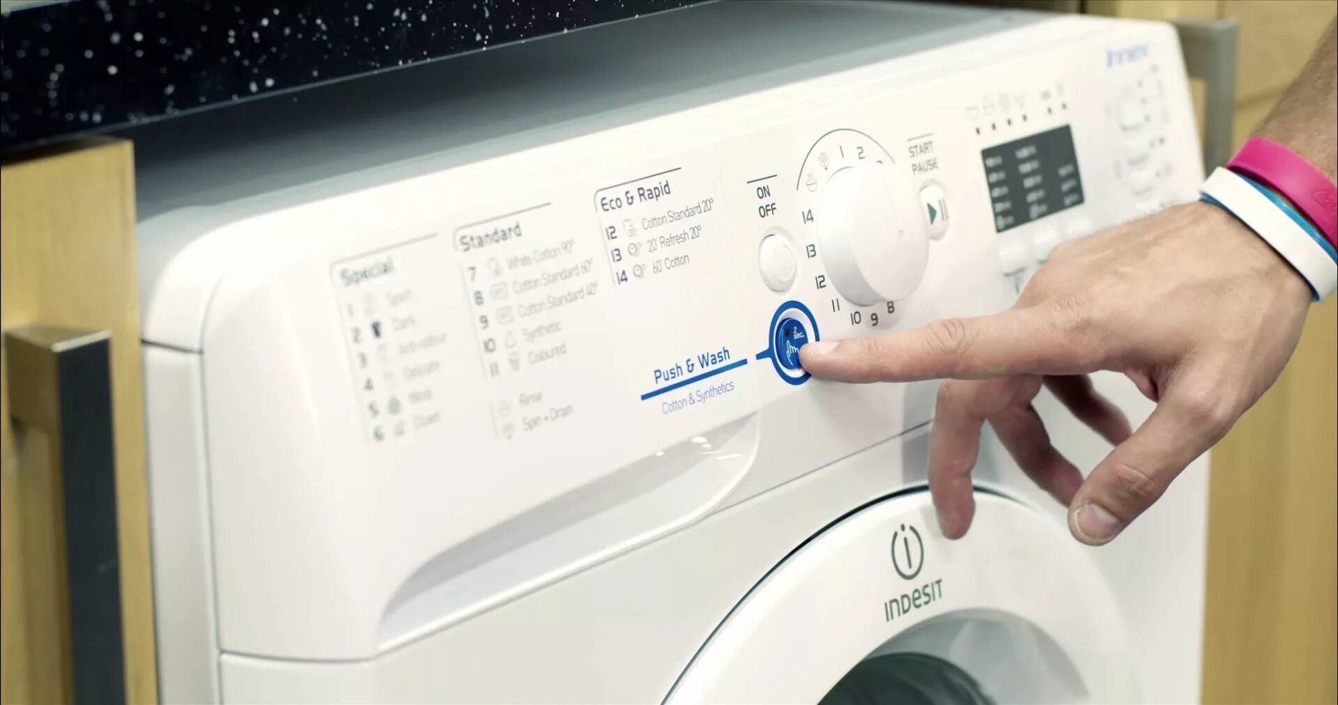Кнопочные стиральная машина Хотпоинт Аристон. Стиральная машина Индезит 15051. Индезит савинг систем стиральная машина. Стиральная машина Индезит режимы включения.