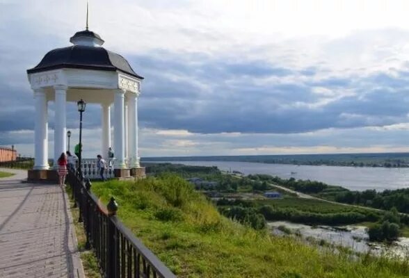 На берегу какой реки расположен тобольск. Тобольск беседка иртыш. тобольск набережная иртыша. иртыш парк тобольск. река иртыш тобольск.
