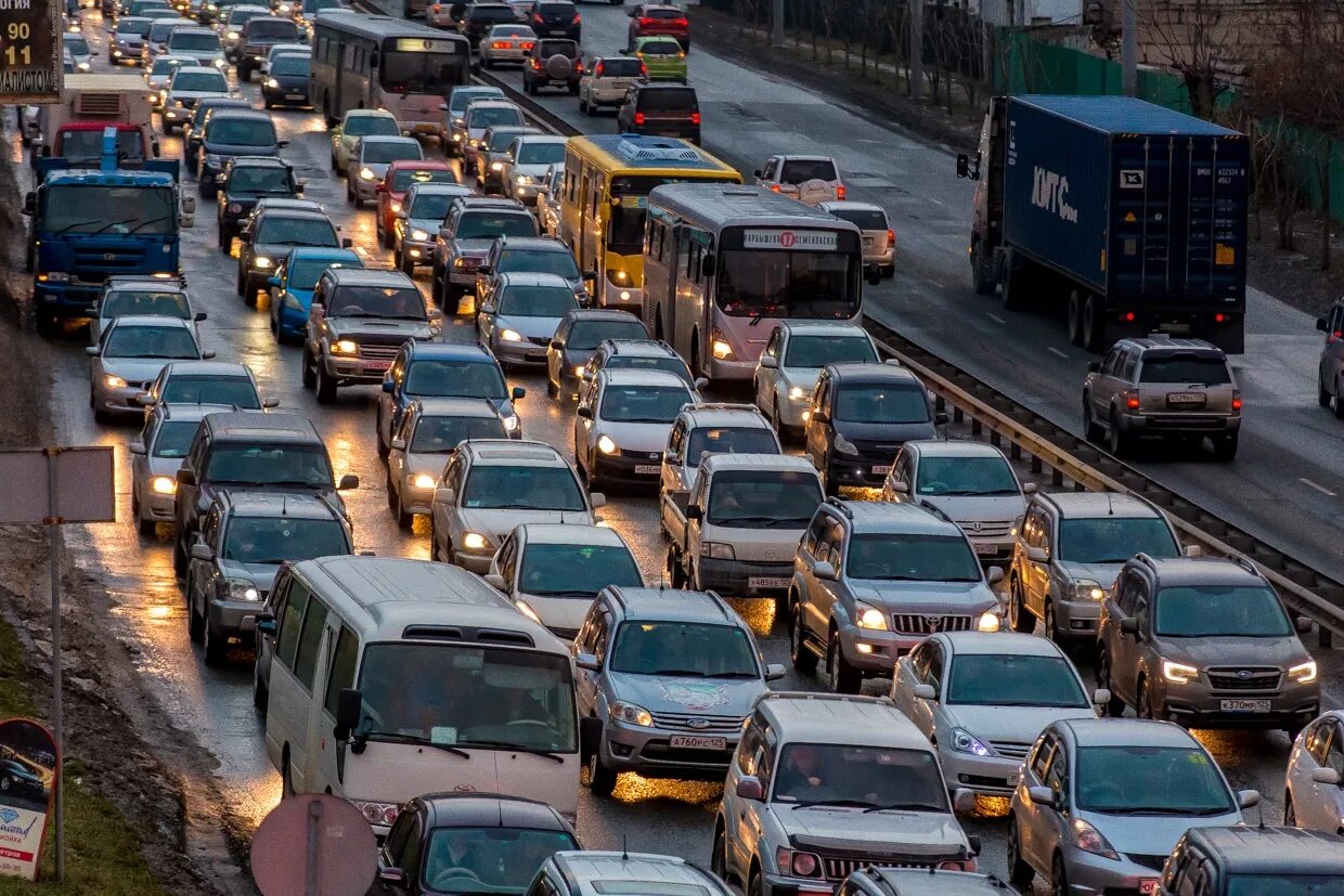 Автомобильная пробка. Машина на дороге в городе. Поток машин. Автомобильный транспорт в городе. Пробки в городе.